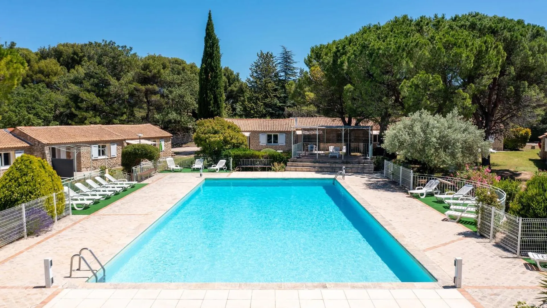 Pretty Little House In A Tourist Residence La Roque-sur-Pernes